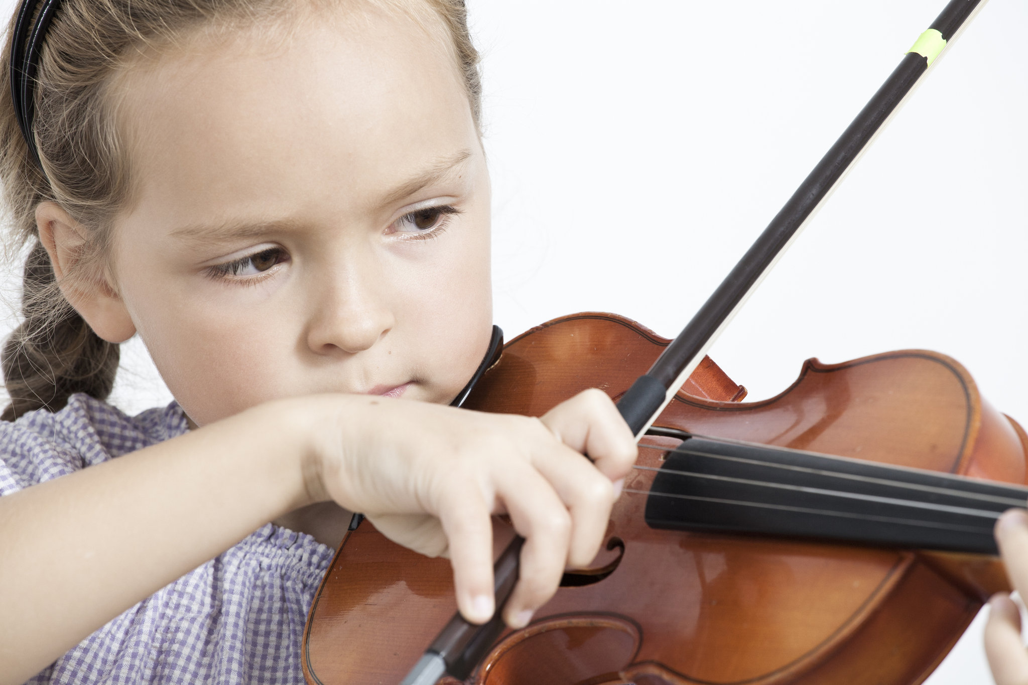 Игры скрипка основа. Игра на скрипке. Фотосессия со скрипкой. Скрипка для детей. Игра на скрипке картинки.